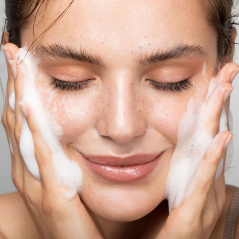 DermaGene Make It a Ritual – pěnivý čisticí gel na obličej s grapefruitem – jemný čisticí přípravek na obličej s kyselinou mléčnou