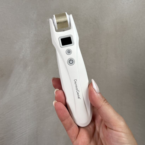 DermaGene® MicroLuxe – přístroj pro mikrojehličkovou terapii 4 v 1 s LED a mikroproudem