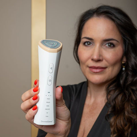 DermaGene® RadiantLift 7v1 RF & EMS přístroj na lifting obličeje